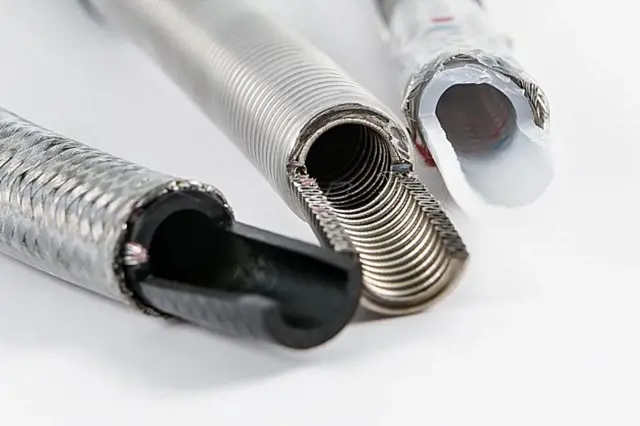 Průřez flexibilními hadicemi pro vodu a topení s viditelnou konstrukcí.