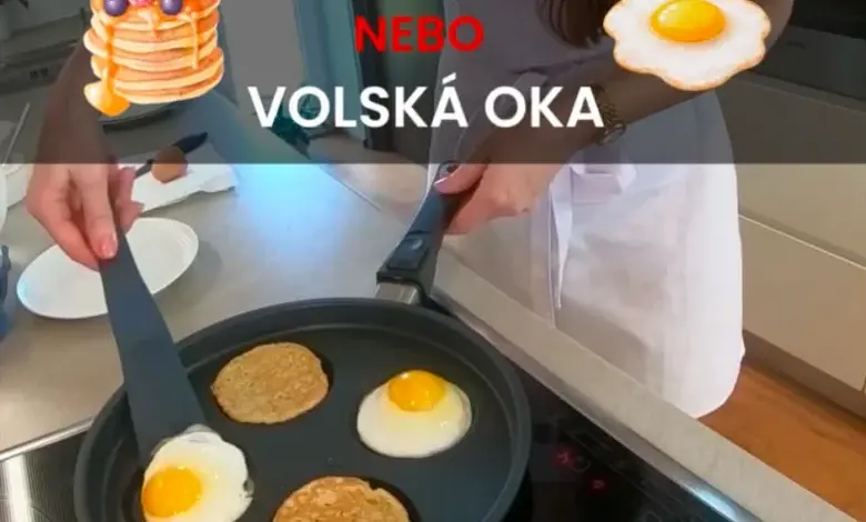 Žena vaří lívance s vejci na indukční varné desce.