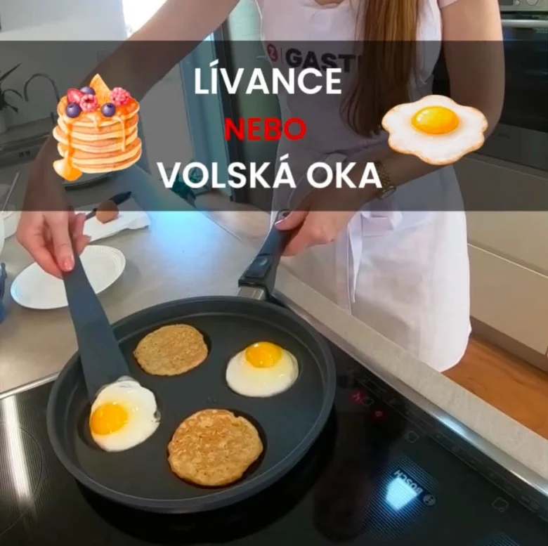 Žena vaří lívance s vejci na indukční varné desce.