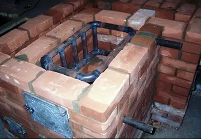 Vnitřní konstrukce saunového kamene s tepelným výměníkem pro vodu.