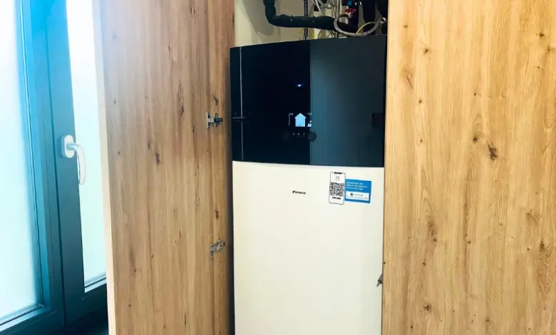 Elektrický kotel v dřevěném skřítku pro úsporu energie.