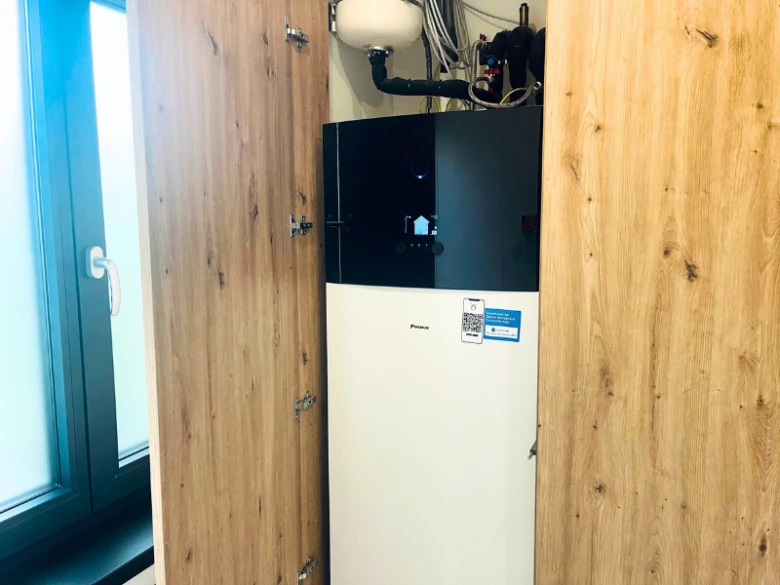 Elektrický kotel v dřevěném skřítku pro úsporu energie.
