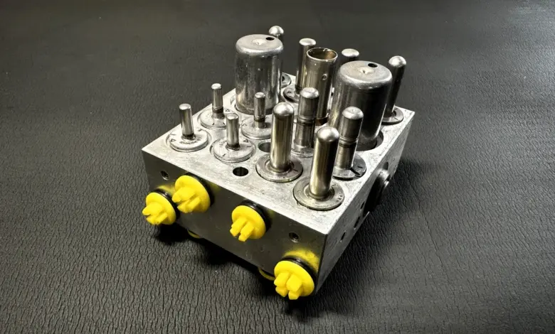 Hydraulický ventilový blok pro systém elektrické asistence řízení.