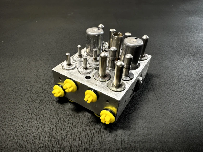 Hydraulický ventilový blok pro systém elektrické asistence řízení.