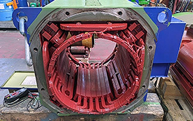 Otevřený elektromotor s viditelným jádrem a vinutím pro technickou opravu.
