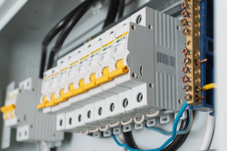 Řada jističů v rozvaděči pro elektrickou instalaci.