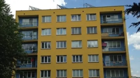 Žlutý dům s balkony pro čtení o měřiči tepla.