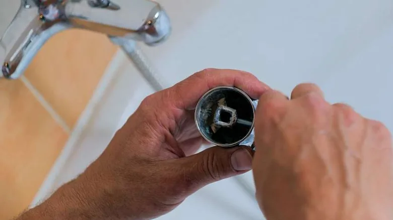 Ruční odstranění zaneseného výtoku kohoutku nad umyvadlem