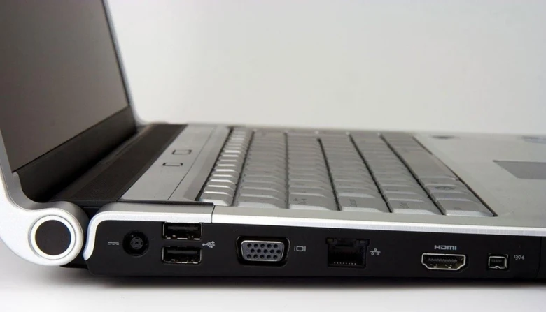 Strana notebooku s viditelným výstupem pro připojení kabelu HDMI.