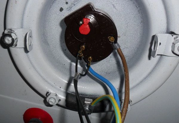 Vnitřní elektrické připojení ohřívače vody s uzemněním.