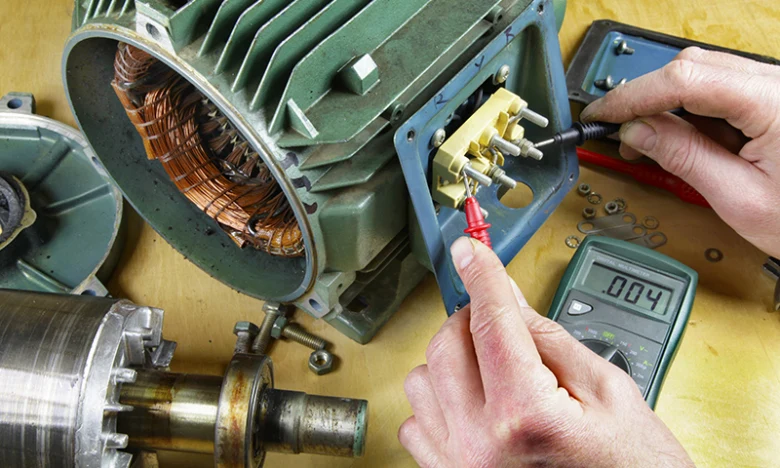 Elektromotor se zkouší multimetrem při diagnostice závad.