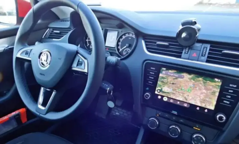 Interiér vozu s displejem zobrazujícím mapu pro nastavení Android Auto.