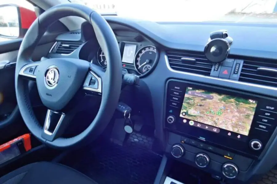 Interiér vozu s displejem zobrazujícím mapu pro nastavení Android Auto.