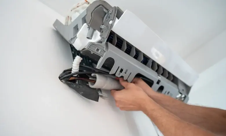Ruční instalace nebo oprava vnitřní jednotky klimatizace na zdi.
