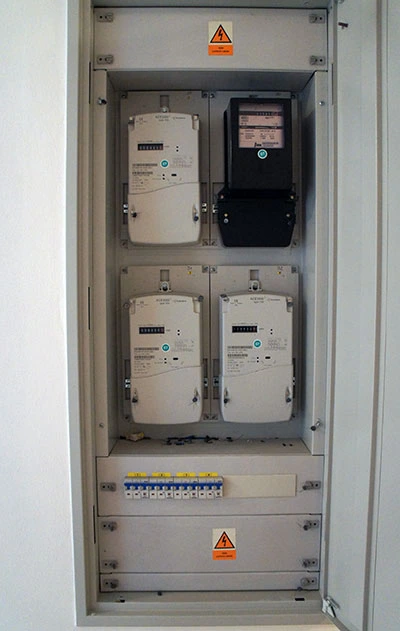 Otevřený elektrický rozvaděč s jističi a měřicím zařízením.