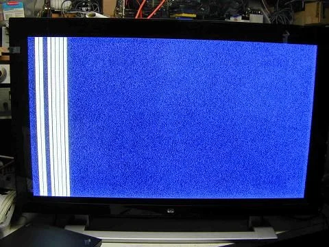 Televize s bílými pruhy na modrém pozadí obrazovky.