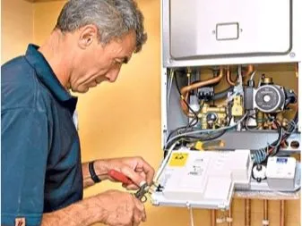 Technik opravuje plynový kotel Protherm s otevřenou přední deskou.