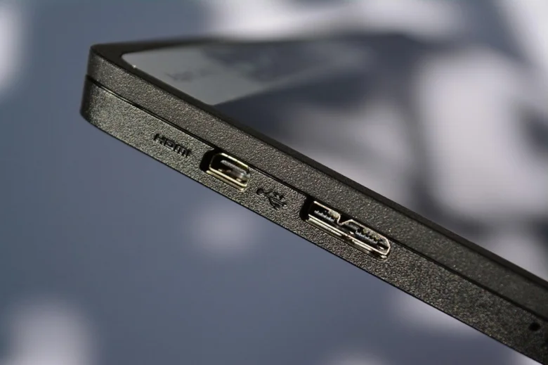 Detailní pohled na HDMI konektor v bočním panelu elektronického zařízení.