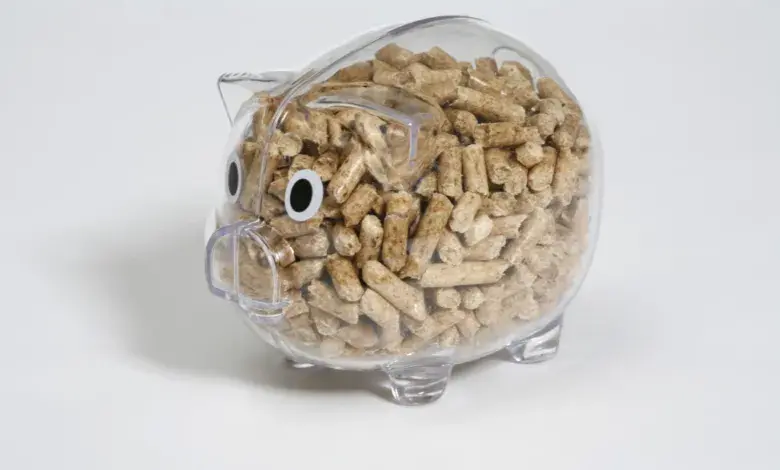 Průhledná prasátka plná pelet pro topení v zimě.