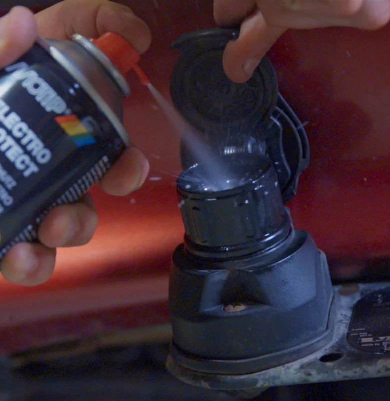 Ochranný sprej se aplikuje na elektrický kontakt pro prevenci oxidace.