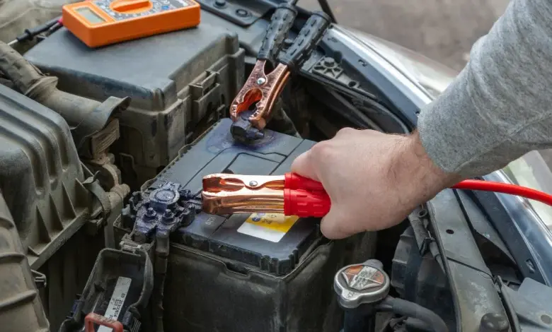Rozhraní pro připojení kabelů k zapojení baterie automobilu