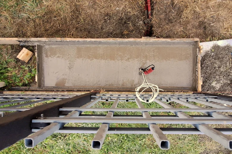 Instalace posuvné brány s viditelným kabelovým cílem pro elektromotor.