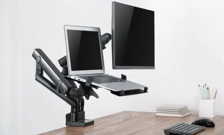 Nastavení dvou monitorů na pracovním stole pomocí držáku.