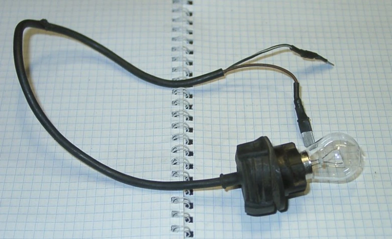 Lampka s dvěma dráty pro identifikaci plus a minus v obvodu.