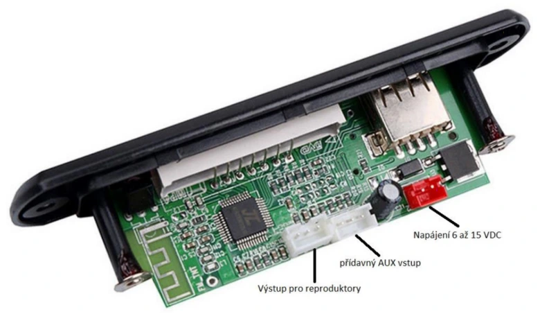 Zelená deska s USB portem pro připojení k rádiu.