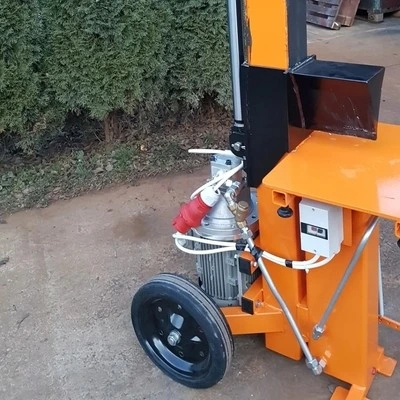 Oranžová štípačka dřeva s viditelným elektromotorem.