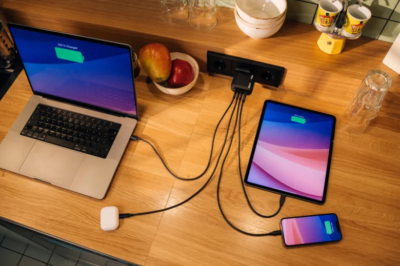 Nabíjení notebooku, tablety a telefonu přes USB-C hub.