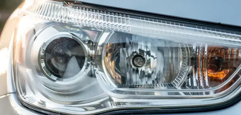 Detailní pohled na přední světloměr automobilu s denními světly.