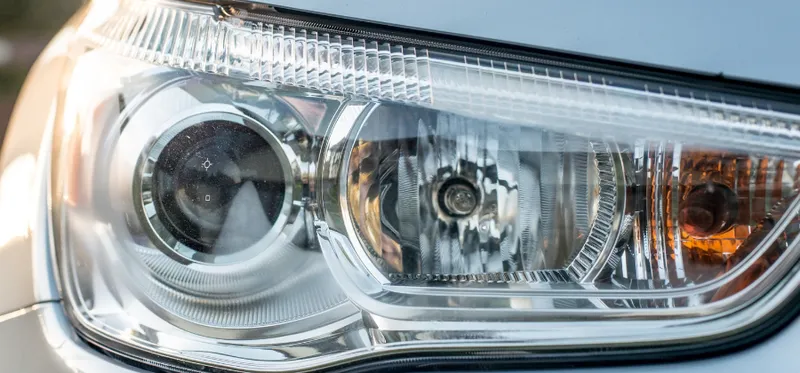 Detailní pohled na přední světloměr automobilu s denními světly.