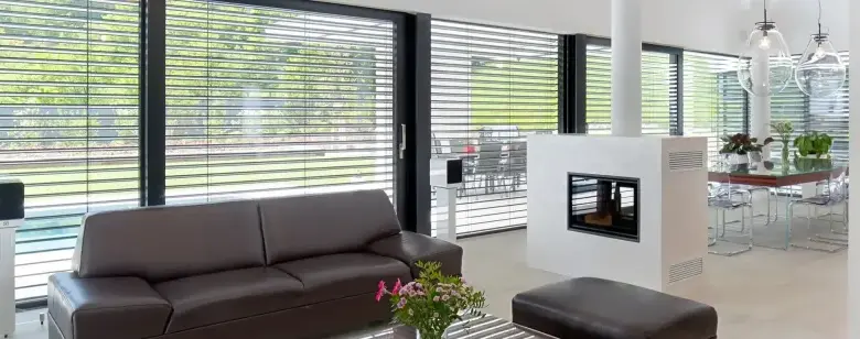 Moderní obývací pokoj s plastovými okny a žaluziemi.