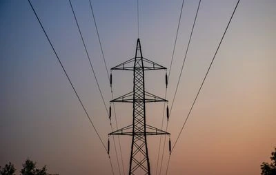 Silueta vysokého napěťového sloupu pro elektrickou energii v garáži.