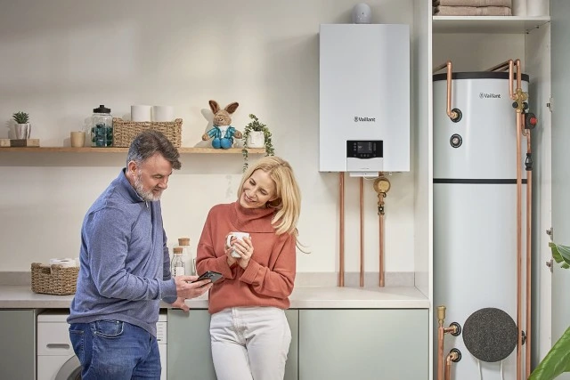 Muž a žena u plynového kotle Vaillant v domácnosti