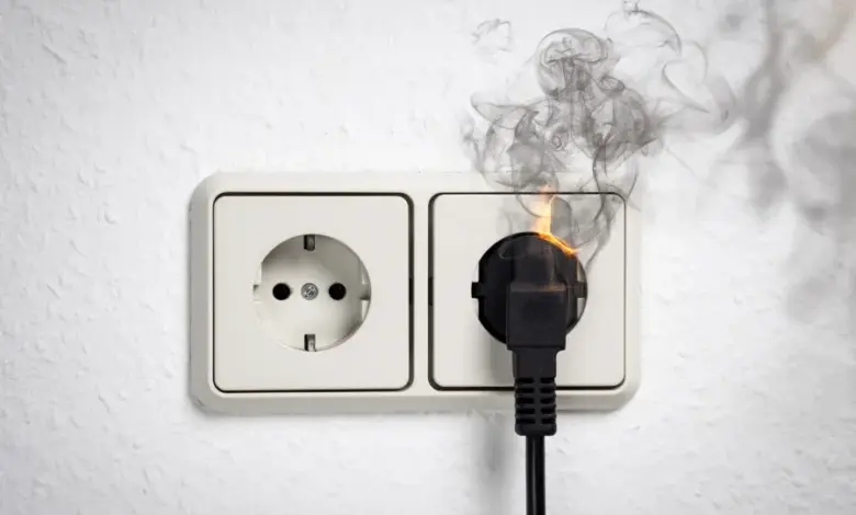 Zásuvka hoří s kouřem po zapojení elektrického kabelu.