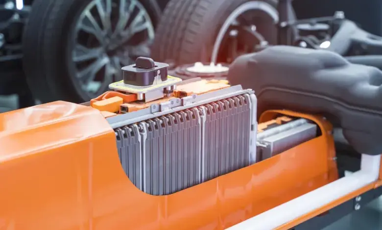 Řez elektrické baterie ukazuje vnitřní články pro nabíjení.