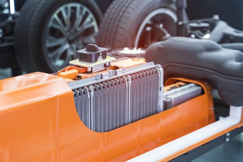 Řez elektrické baterie ukazuje vnitřní články pro nabíjení.