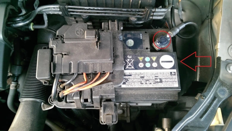 Zobrazení záporného pólu automobilové baterie pro odpojení vodiče jako první.