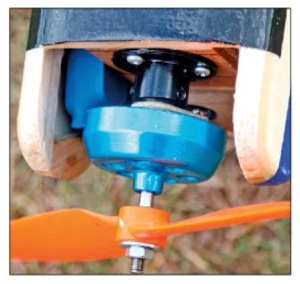 Modul elektromotoru s oranžovým vrtulem pro dron.