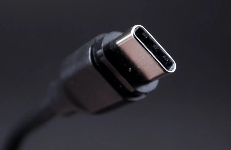 Blízky pohled na konektor USB typu C pro nabíjení notebooku.