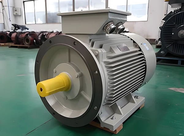 Třífázový elektromotor pro připojení na síť 220/380 V.