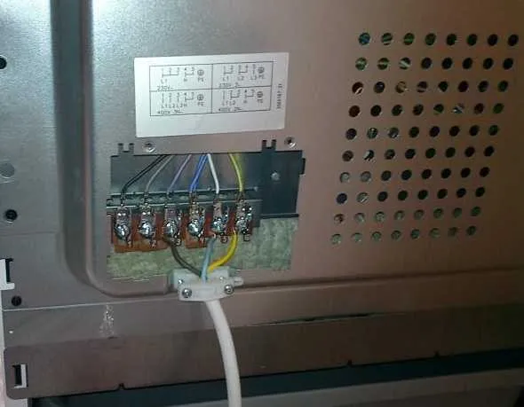 Připojení elektrického sporáku na svorky s barevnými vodiči.
