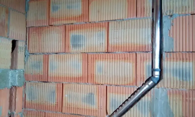 Vodovodní potrubí ve zdi během stavebních prací.