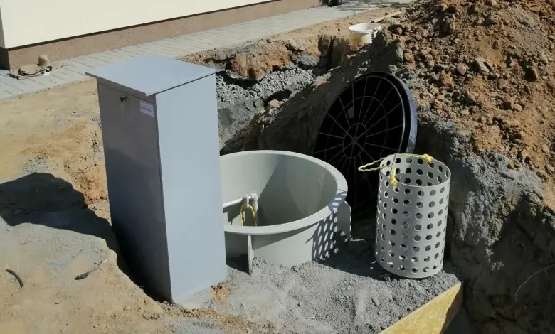 Nově instalovaná kanalizační infrastruktura s příkopem a poklopem.