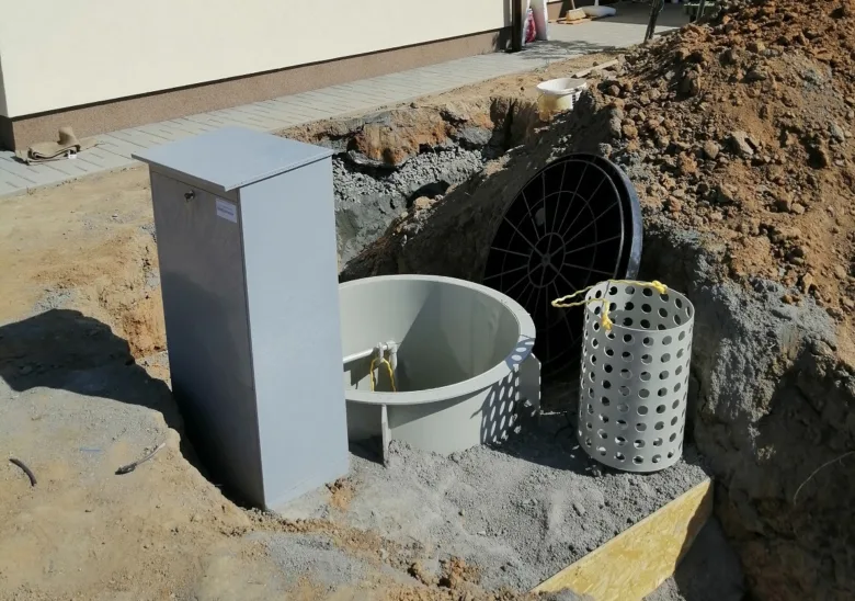 Nově instalovaná kanalizační infrastruktura s příkopem a poklopem.