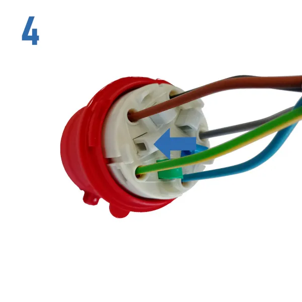Vnitřní připojení drátů do zásuvky s označením pro instalaci.
