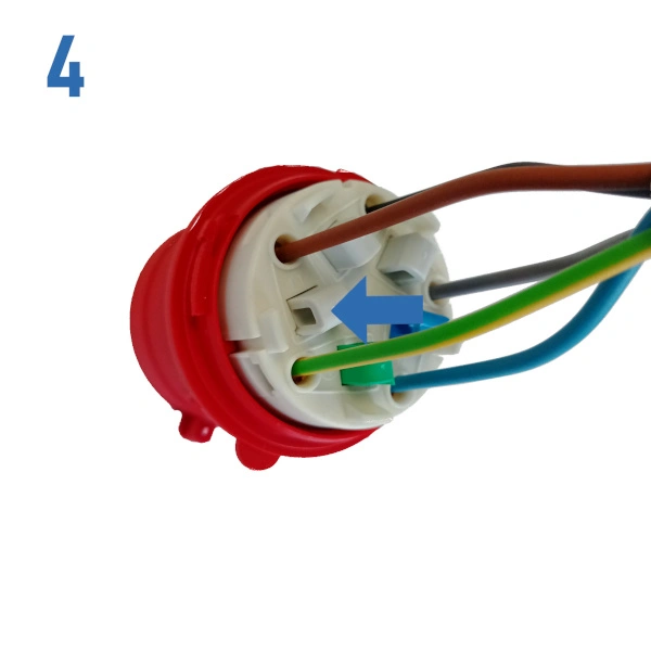 Připojení vodičů do třífázové zásuvky pro domácí instalace.