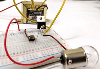 Triak na plošce s žárovkou pro řízení elektronického obvodu